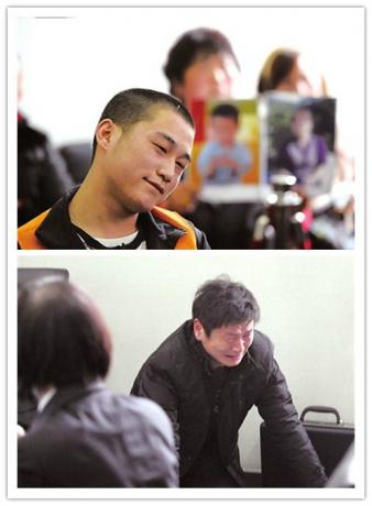 90后搬运工砍死一对母子 法庭上微笑求死，2012年3月1日，北京，被害人家属给法官下跪请求重判杀人者。.jpg